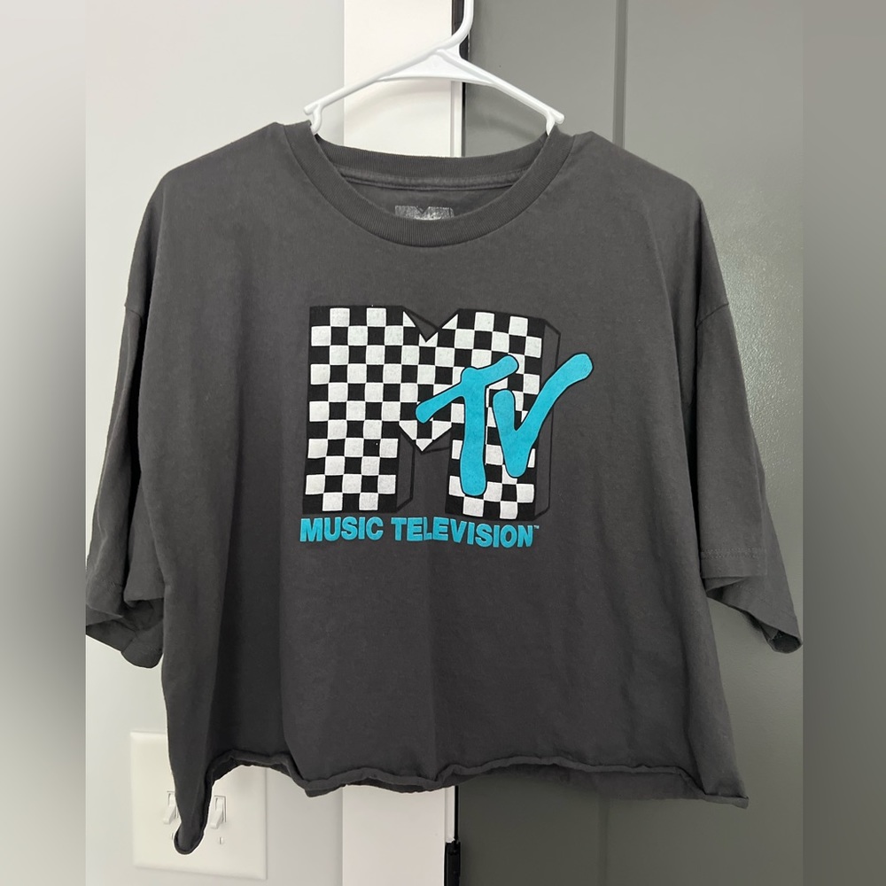 Vintage cropped MTV 90’s style tee in Junior’s XL. Like new!
